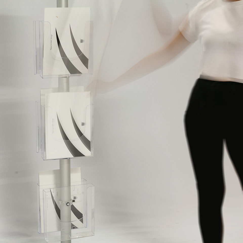 donna-stilo-cataloghi1 porta-depliants a piantana